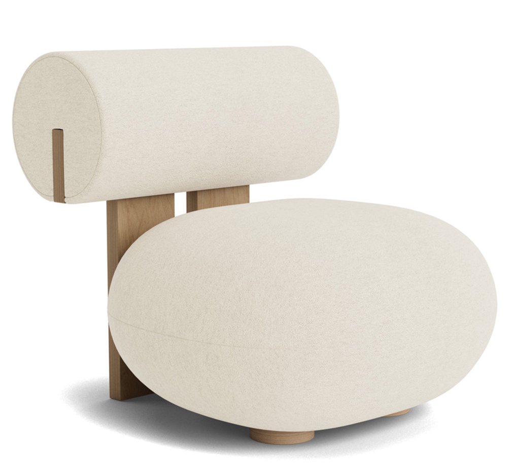 Hippo Lounge Chair Sessel von NORR11 mit cremefarbenem Stoffbezug und hellem Holzgestell, modernes Möbeldesign.