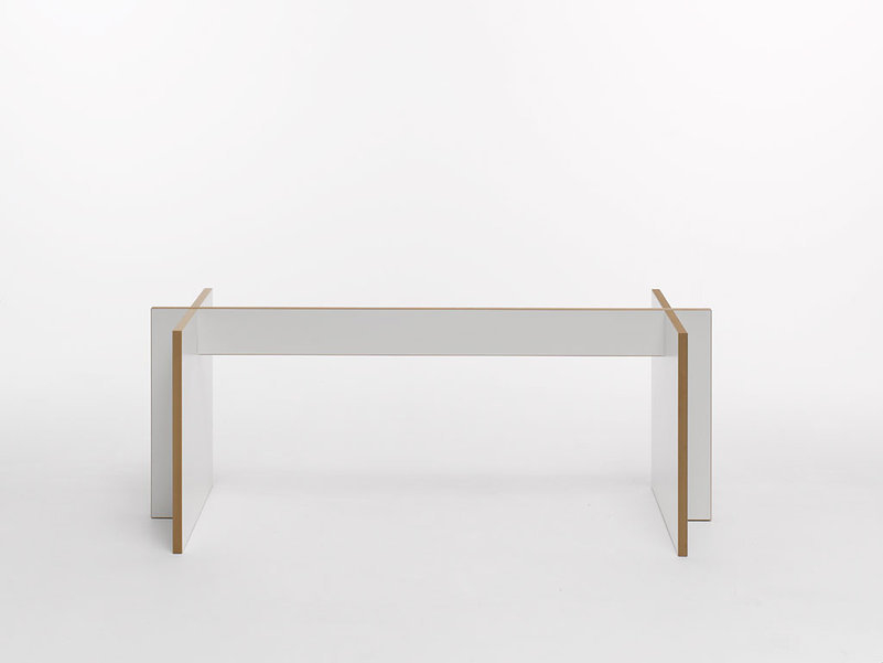 Tojo Bank aus der Tischgruppe, minimalistisches Design, weiße Sitzbank für Esszimmer und Wohnbereich.