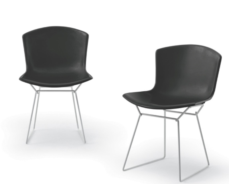Zwei Bertoia Plastic Side Chairs von Knoll International, schwarze Sitzschale mit filigranem, silberfarbenem Drahtgestell.