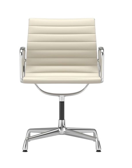 Vorderansicht des Vitra Aluminium Chair EA 104 in Cremeweiß mit poliertem Aluminiumgestell.