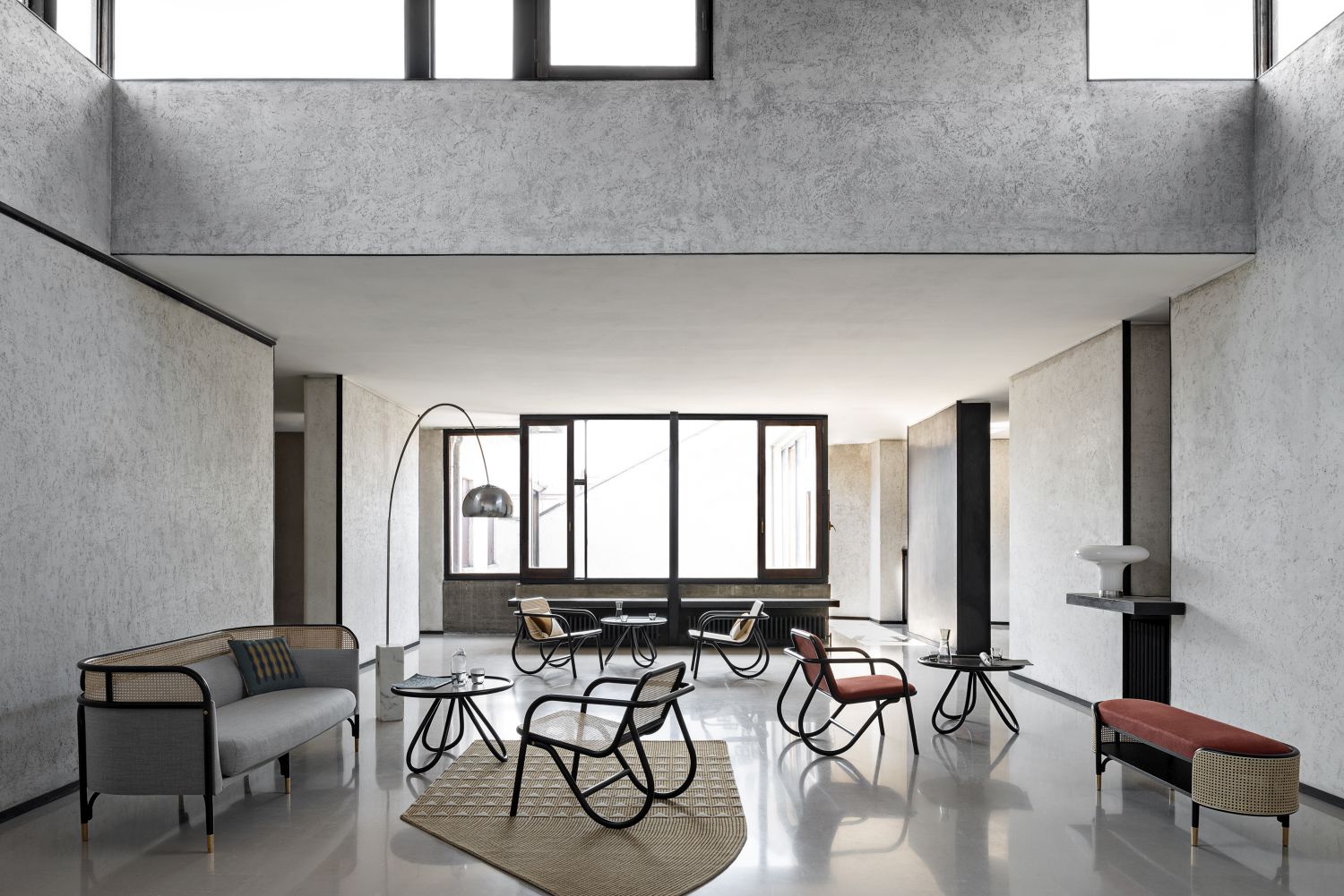 Innenaufnahme mit mehreren N. 200 Sesseln von Wiener GTV Design, Sofas und Tischen in modernem Ambiente.