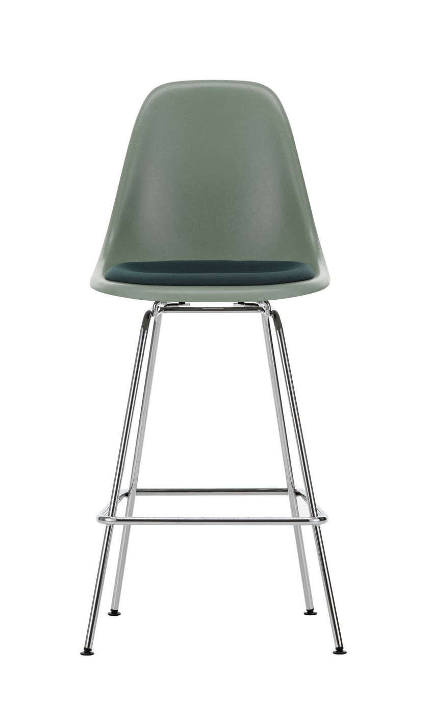 Eames Fiberglass Barhocker mit Sitzpolster von Vitra, graue Sitzschale und verchromtes Gestell.