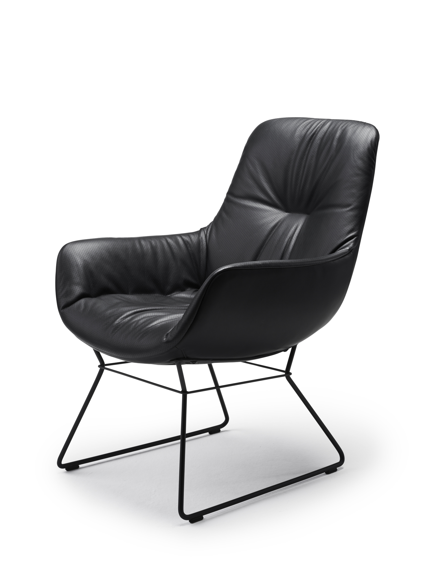 Schwarzer Leya Cocktail Sessel von Freifrau Manufaktur mit Lederbezug und filigranem Metallgestell.