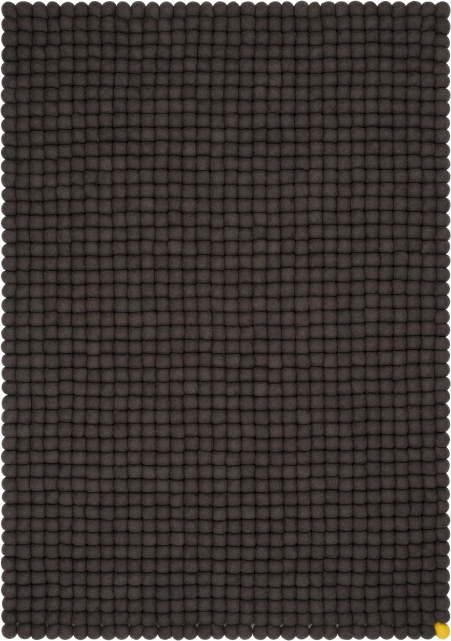 Anthrazitfarbener Big One Filzteppich (140x200 cm) von myfelt, gefertigt aus vielen kleinen Filzkugeln.