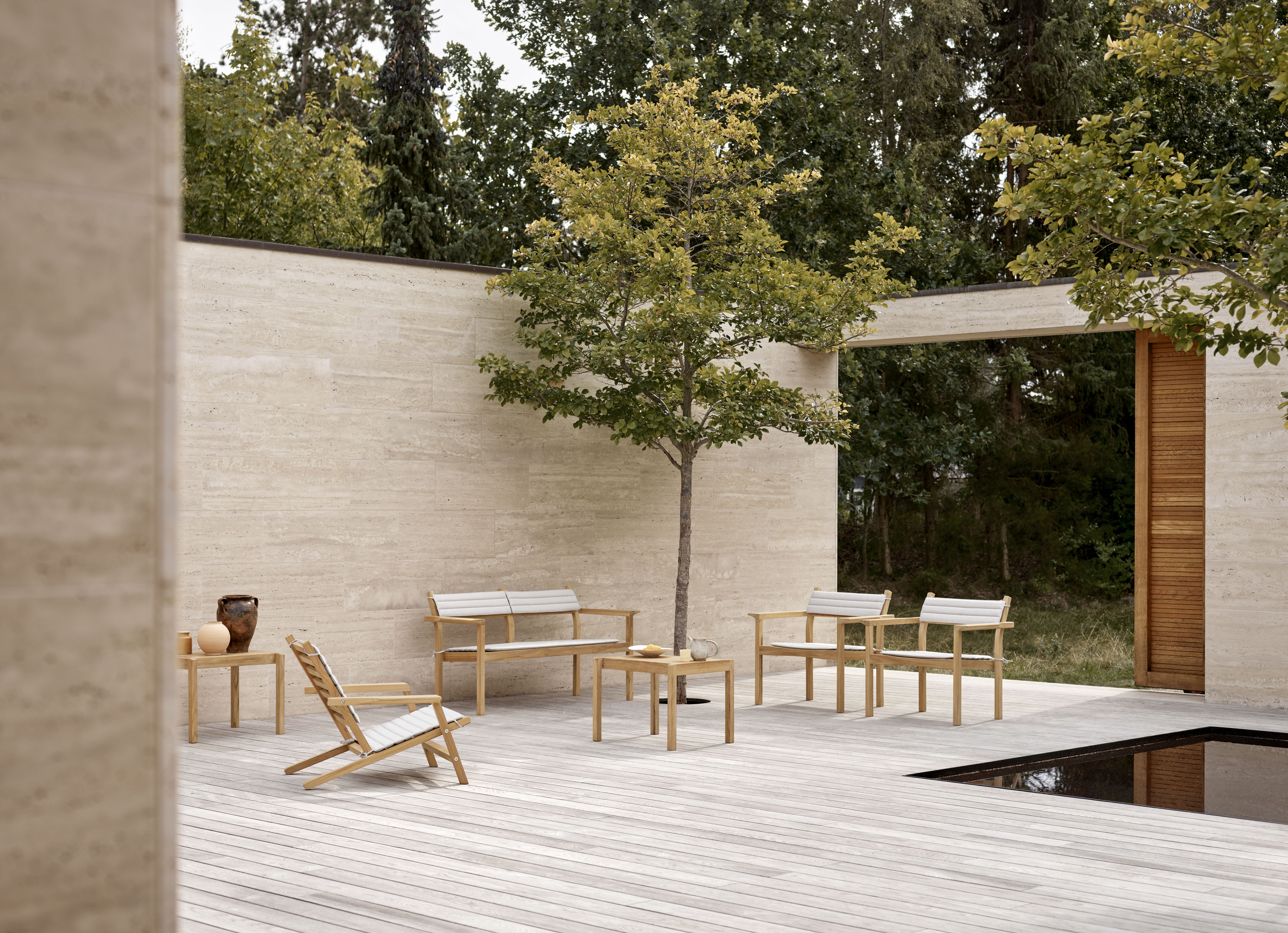AH701 Teak Lounge Sofa von Carl Hansen & Søn im Outdoor-Bereich mit Gartenmöbeln.