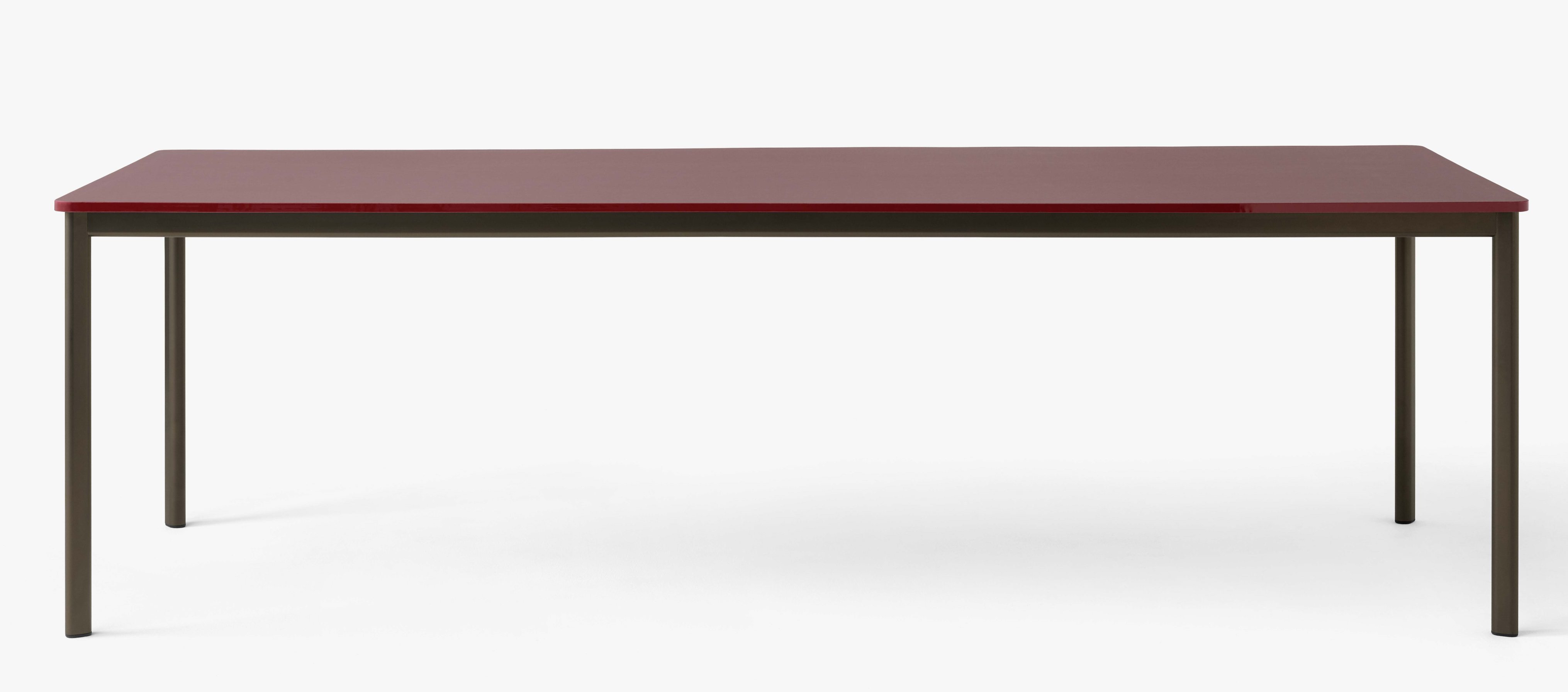 AndTradition Drip Table HW58 mit bordeauxroter Tischplatte und dunkelbraunem Metallgestell, Frontansicht.