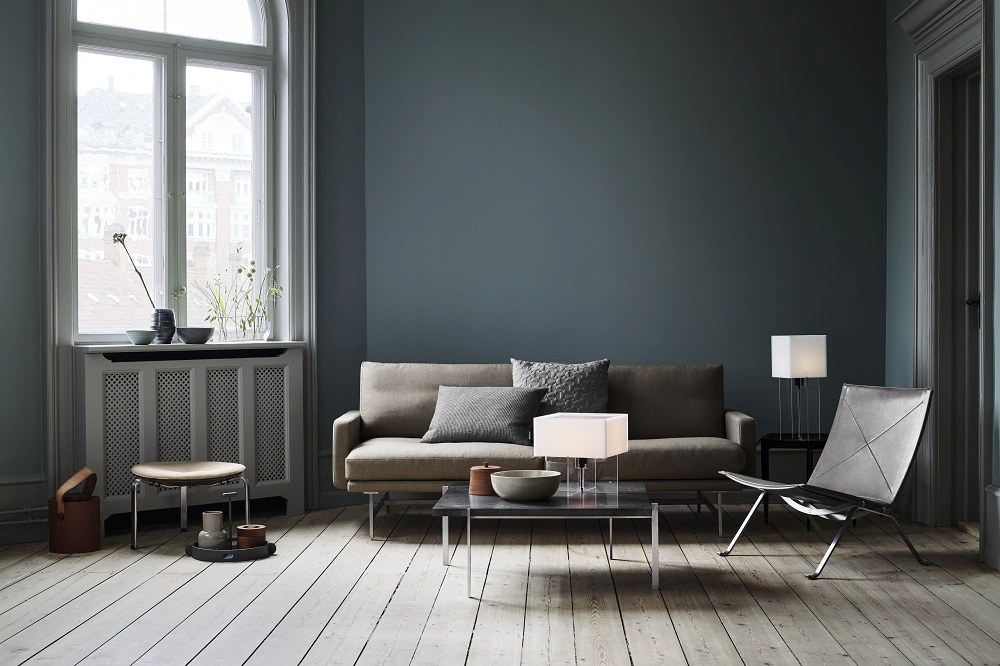 Wohnzimmer Interieur mit Fritz Hansen PK33 Hocker aus Leder und Stahl, sowie Sofa und Sessel.
