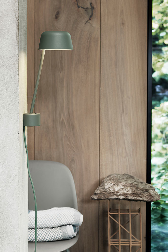 Grauer Fiber Side Chair von Muuto mit Holzgestell und grüner Wandlampe im modernen Interieur.