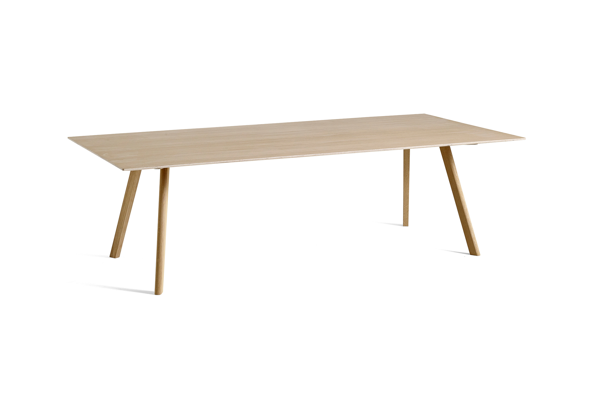 Heller Copenhague Tisch CPH 30 von Hay, 250x120 cm, mit Holzbeinen und rechteckiger Tischplatte.