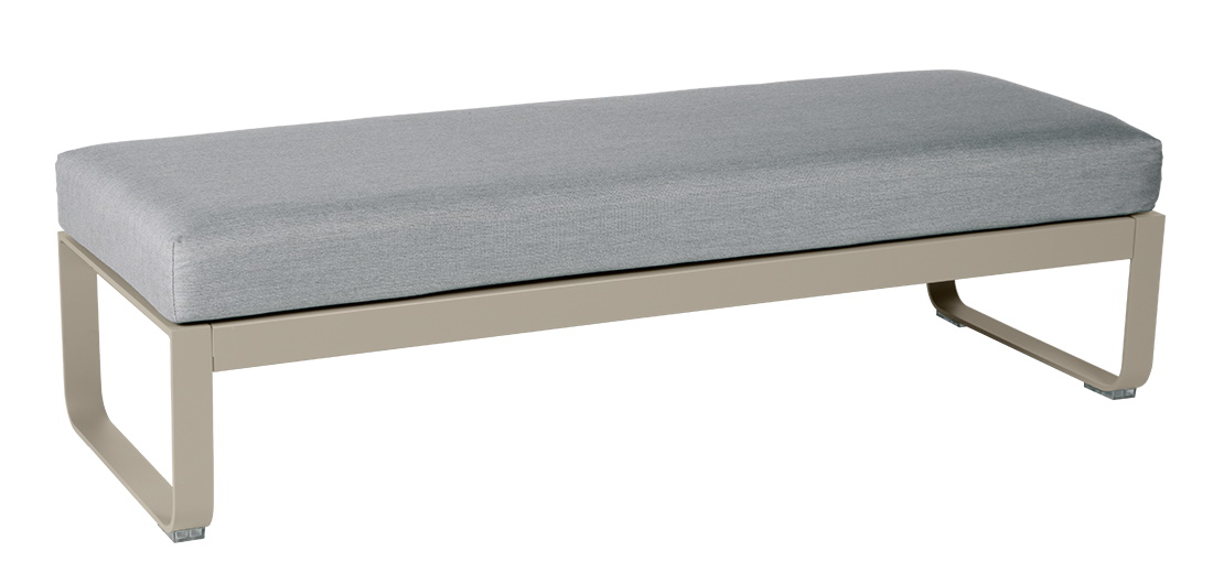 Bellevie Fermob Outdoor Hocker für zwei Personen, hellgraues Polster und beiges Gestell.