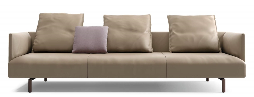 Muud Sofa von Walter Knoll, freistehendes Ledersofa in Beige mit losen Kissen.