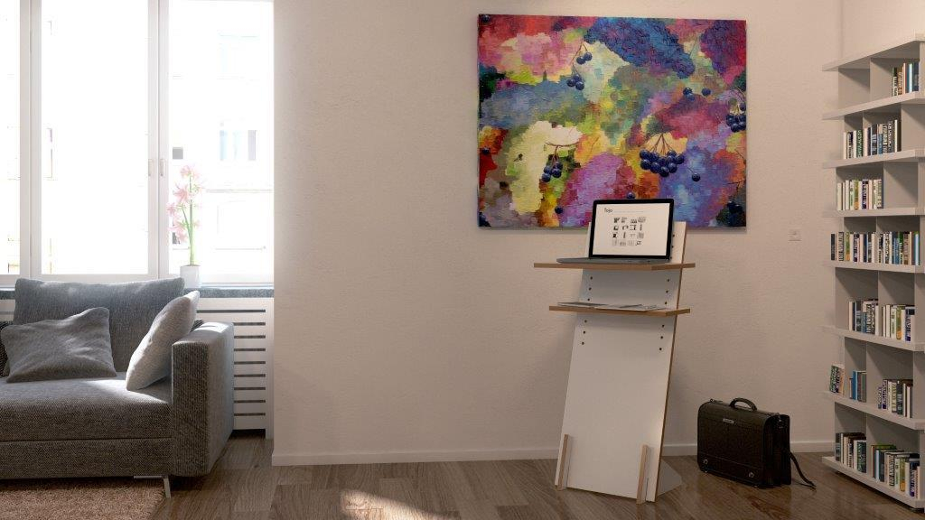 Tojo Stehpult im Wohnzimmer mit Laptop, Aktentasche und Bücherregal für ergonomisches Arbeiten.
