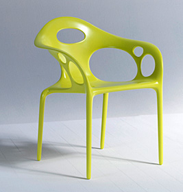 Grüner Design Sessel "Supernatural" von Moroso mit Löchern in Sitzfläche und Rückenlehne.