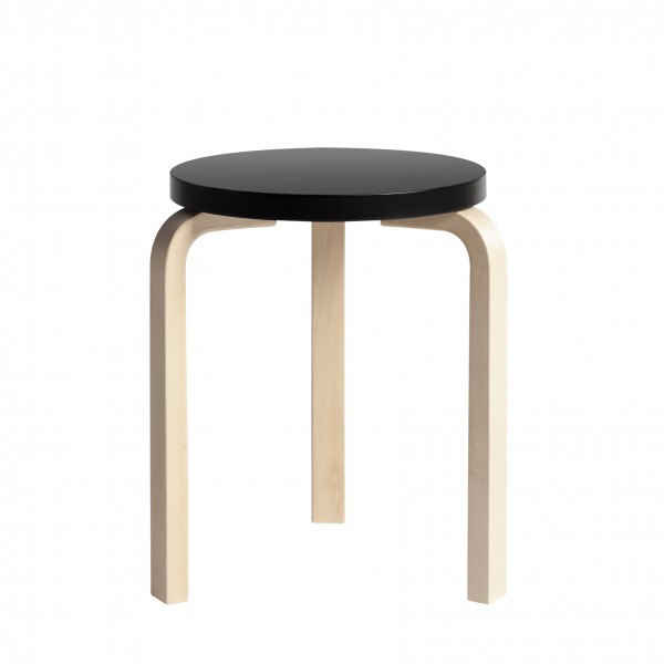 Artek Hocker 60 mit schwarzer Sitzfläche und drei hellen Holzbeinen, minimalistisches Design.