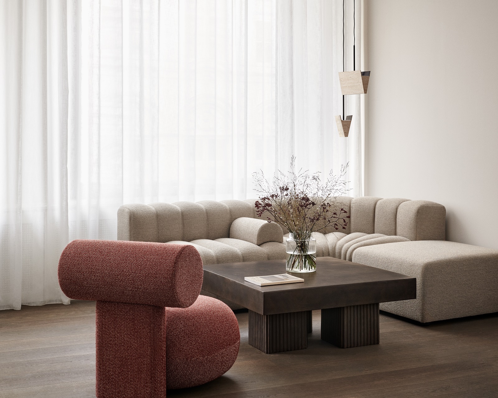 Gear Square Couchtisch von Norr11 im Wohnzimmer mit Sofa, Sessel und Dekoration.