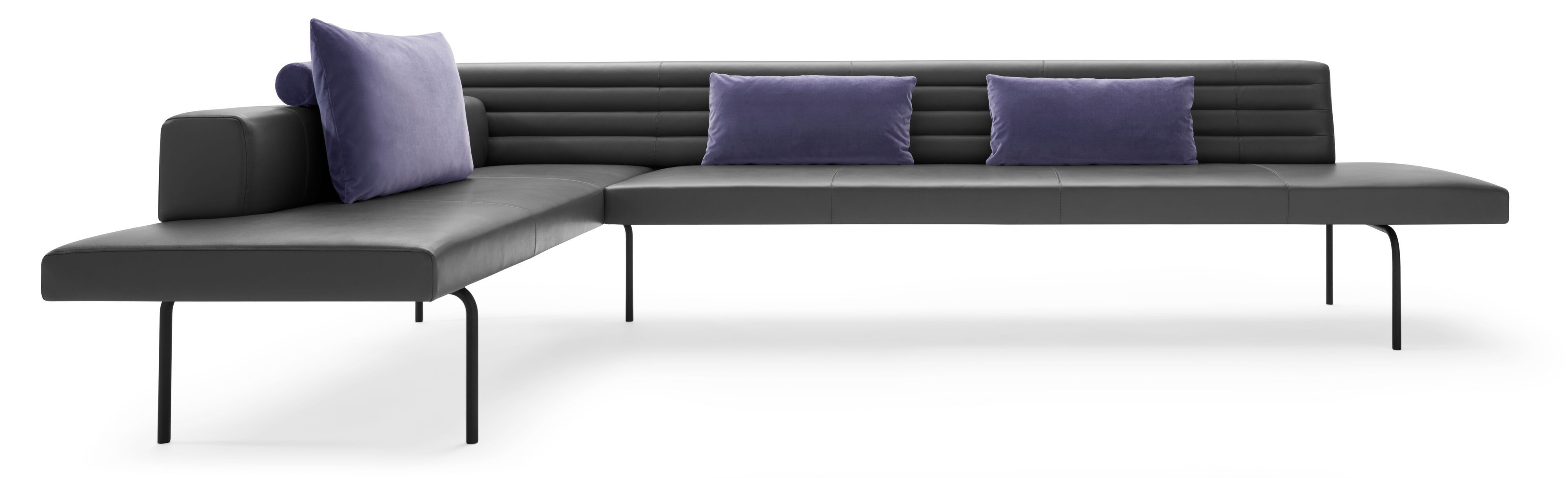 Ison Eckbank von Walter Knoll, freistehend, graues Leder, mit lila Kissen.