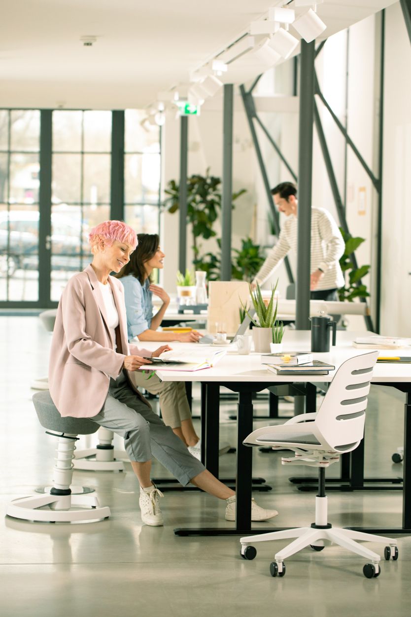 Numo Task Bürodrehstuhl von Aeris im modernen Büro, ergonomischer Arbeitsplatz mit Rollen und Säule.