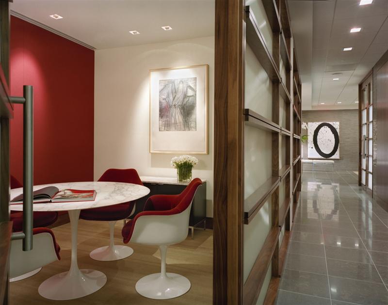 Weißes Untergestell für runden Esstisch von Knoll International, passend für Saarinen Tischplatten mit 120 cm Durchmesser.