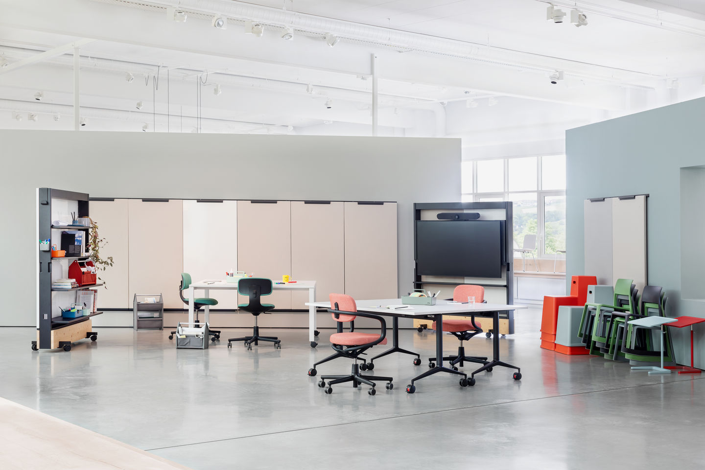 Helles Büro mit mehreren MedaMorph Klapptischen von Vitra, ideal für flexible Arbeitsbereiche und Konferenzen.