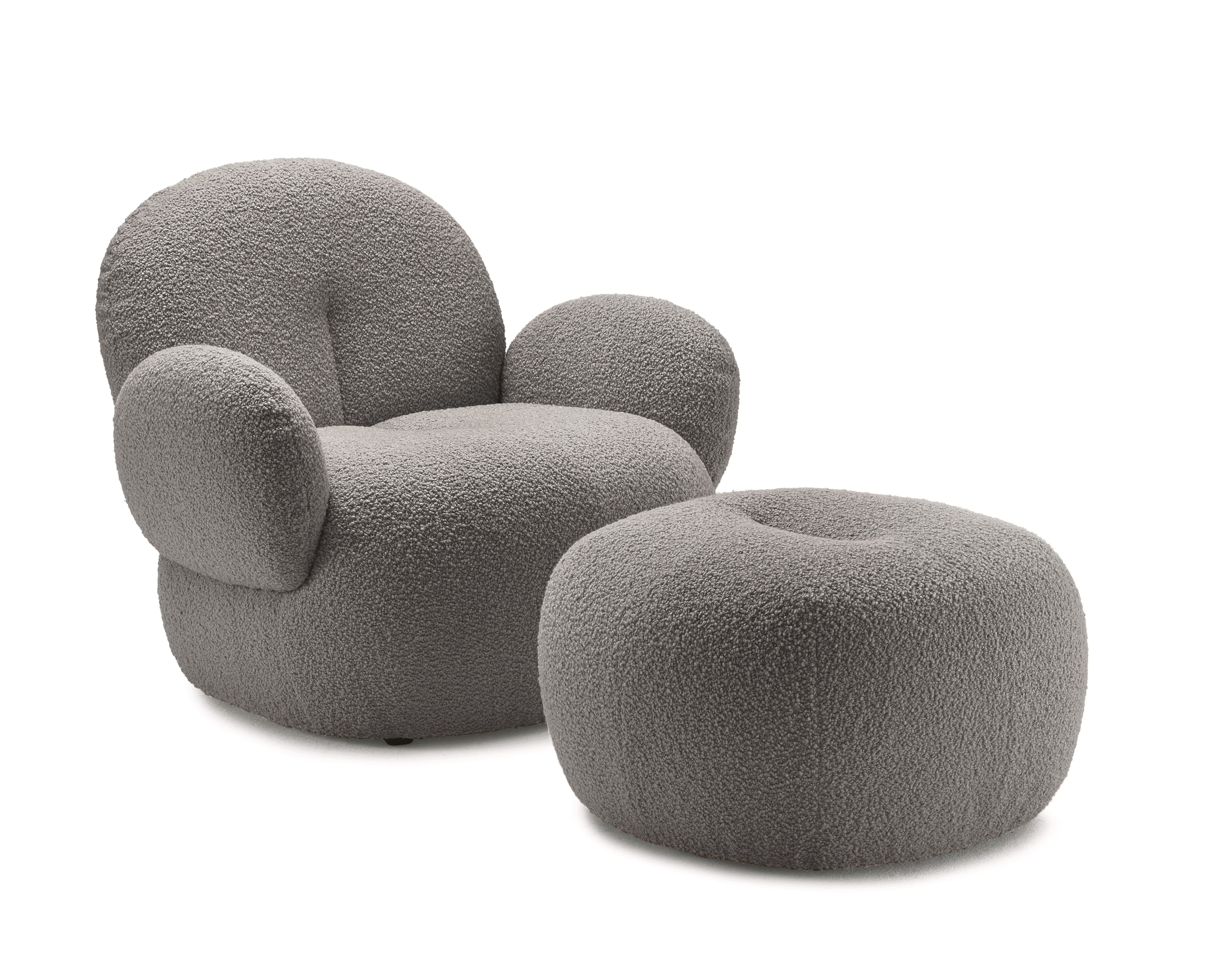 Grauer Nana Sessel von Freifrau Manufaktur mit passendem Hocker, weicher Bouclé-Stoff, modernes Möbeldesign.