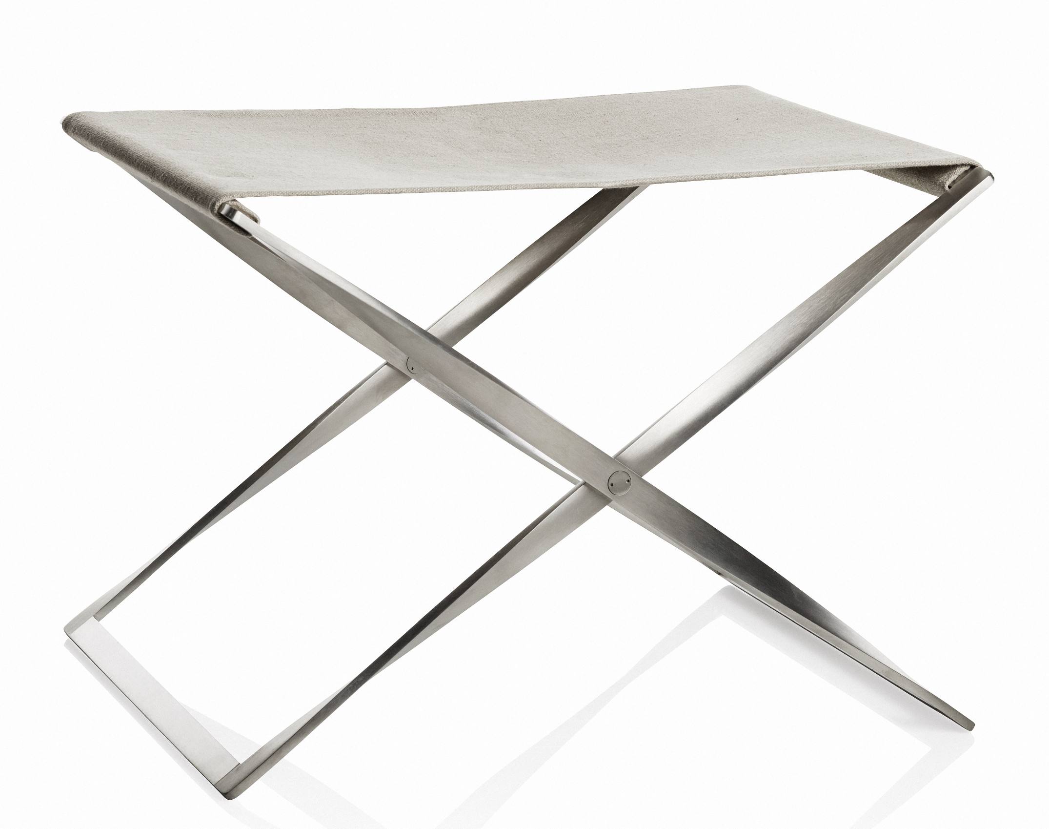 PK91 Falthocker von Fritz Hansen: Detailaufnahme des modernen Hockers mit Edelstahlgestell und Stoffbezug.