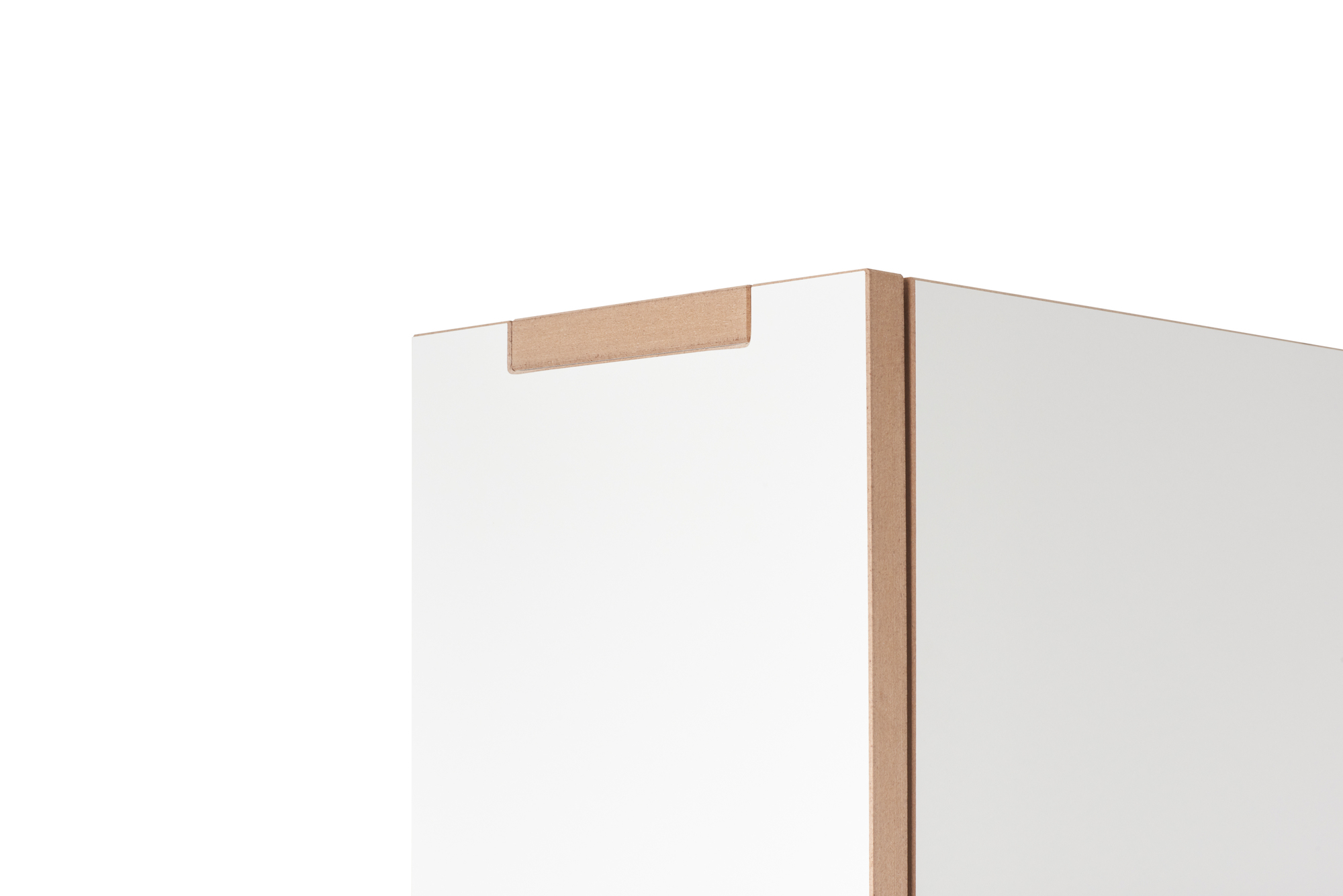 Detailaufnahme vom weißen Tojo Flachmann Schuhschrank mit Griffmulde und natürlicher Holzkante, minimalistisches Design.