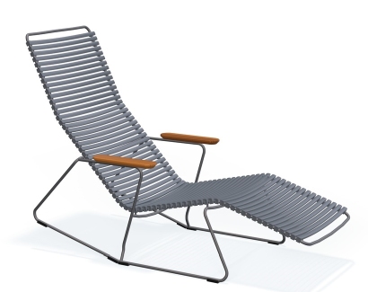 Click Sunrocker Sonnenliege von Houe, graue Outdoor Liege mit Armlehnen aus Holz für Garten und Terrasse.