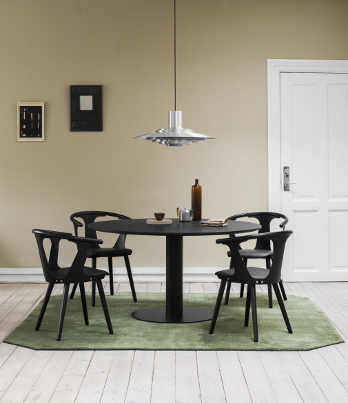 Schwarzer In Between Armchair Armlehnenstuhl SK2 von AndTradition mit Sitzpolster am Esstisch.