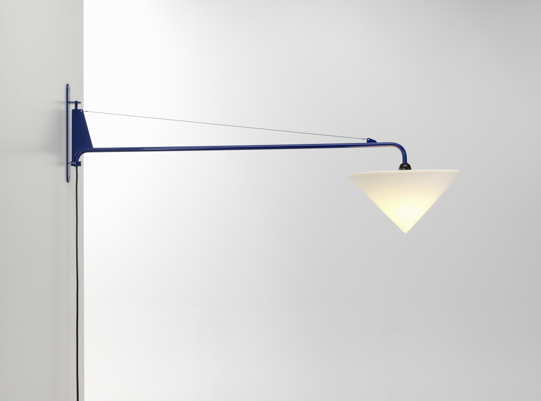 Blaue Vitra Potence Wandleuchte mit konischem Lampenschirm aus weißem Stoff, modernes Design.
