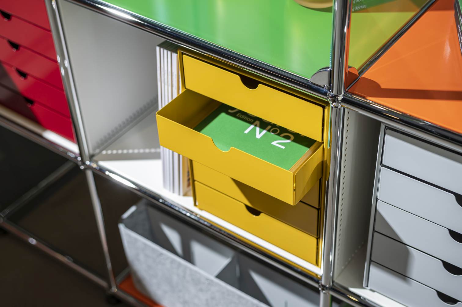 USM Haller Inos K1-kastenset C4 met 5 gesloten bakken Home Office Goudgeel