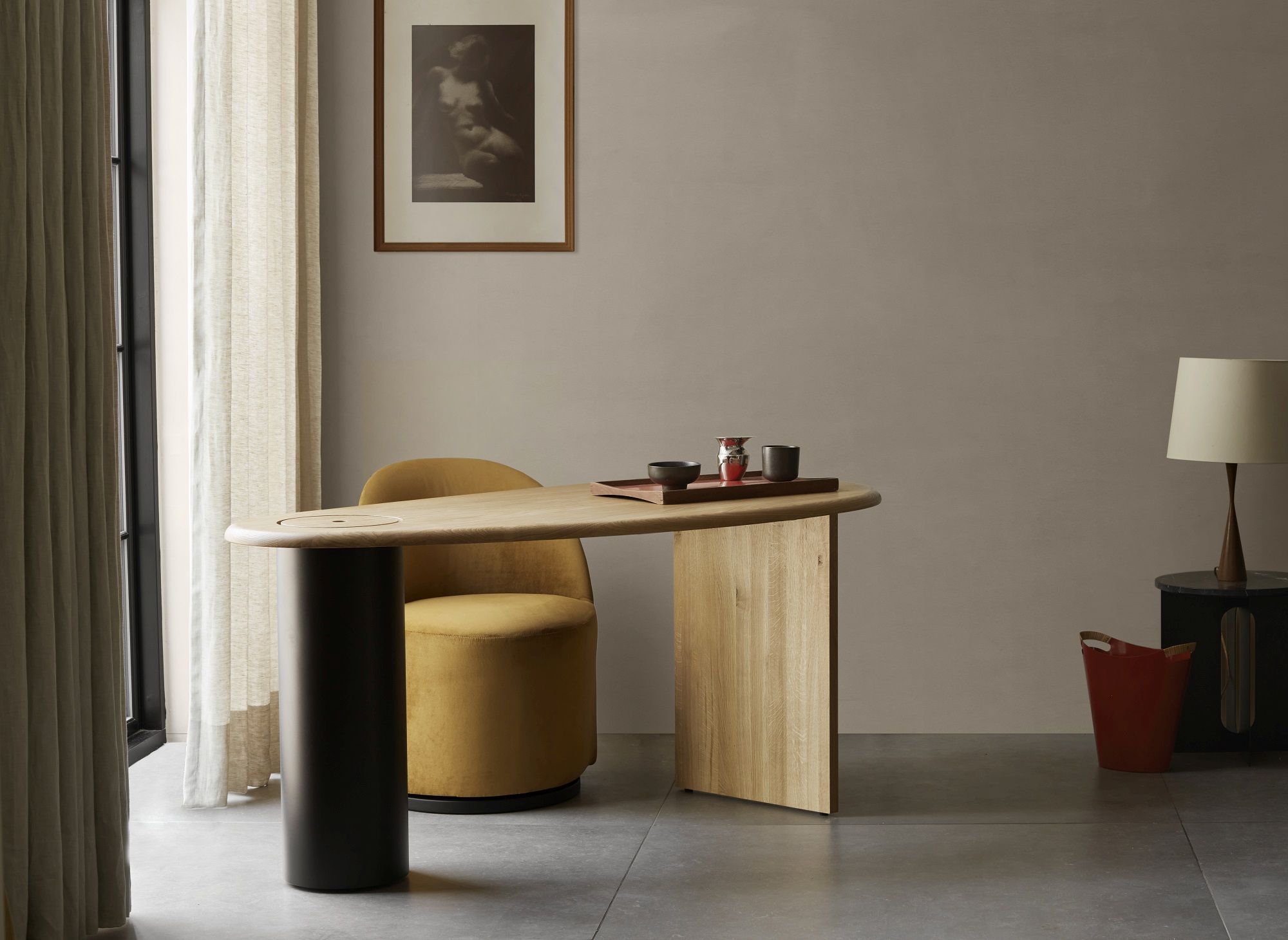 The Eclipse Desk Schreibtisch von Audo Copenhagen aus hellem Holz mit schwarzem Bein.