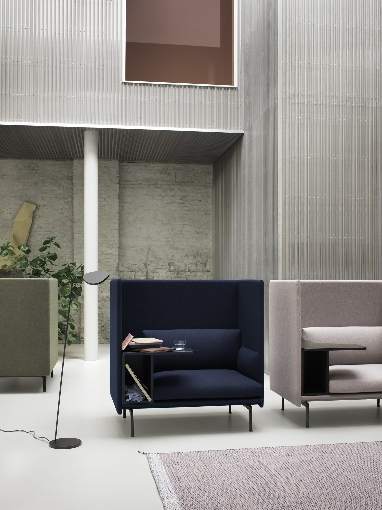 Moderne Leaf Stehleuchte von Muuto neben blauen und grauen Lounge Sesseln in minimalistischem Raum.