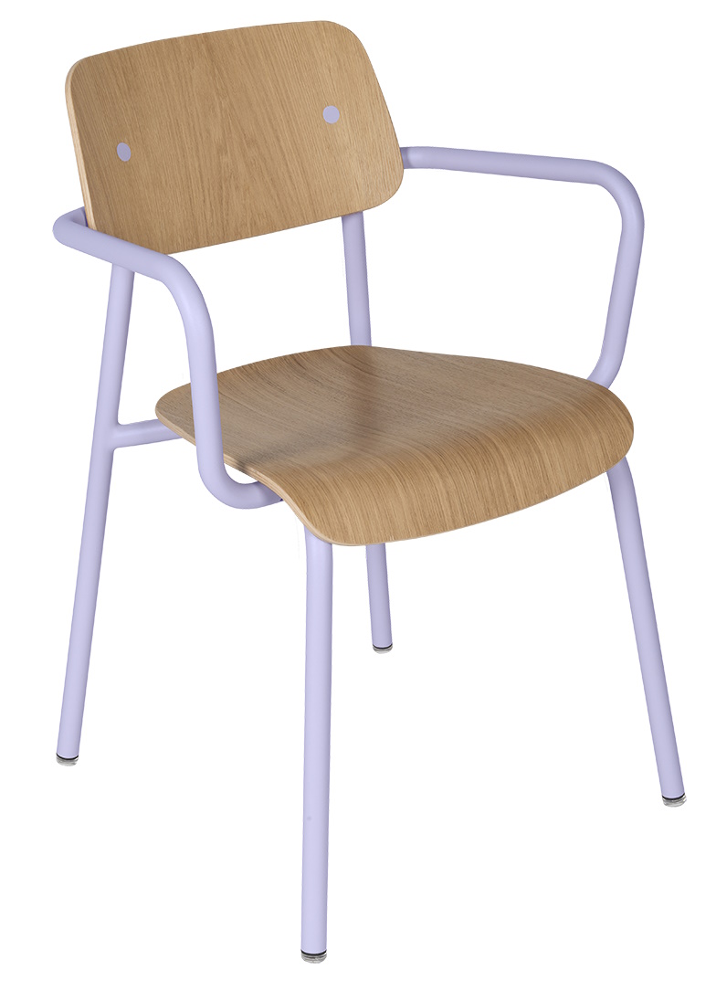 Fermob Studie Armlehnenstuhl aus Eichenholz mit lila Gestell, moderner Outdoor Stuhl für Garten und Terrasse.