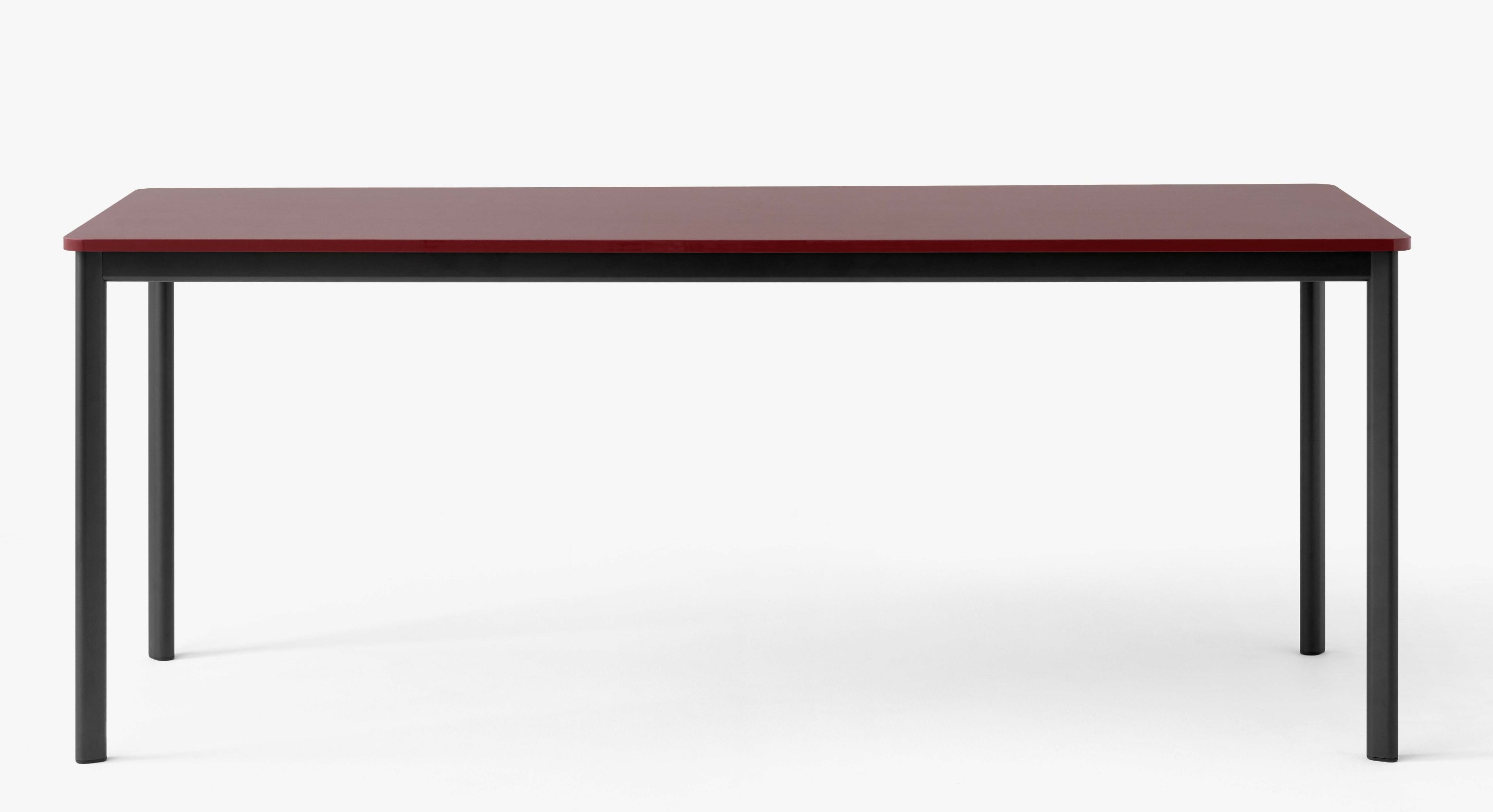 AndTradition Drip Table HW58 mit bordeauxroter Tischplatte und schwarzem Metallgestell vor weißem Hintergrund.