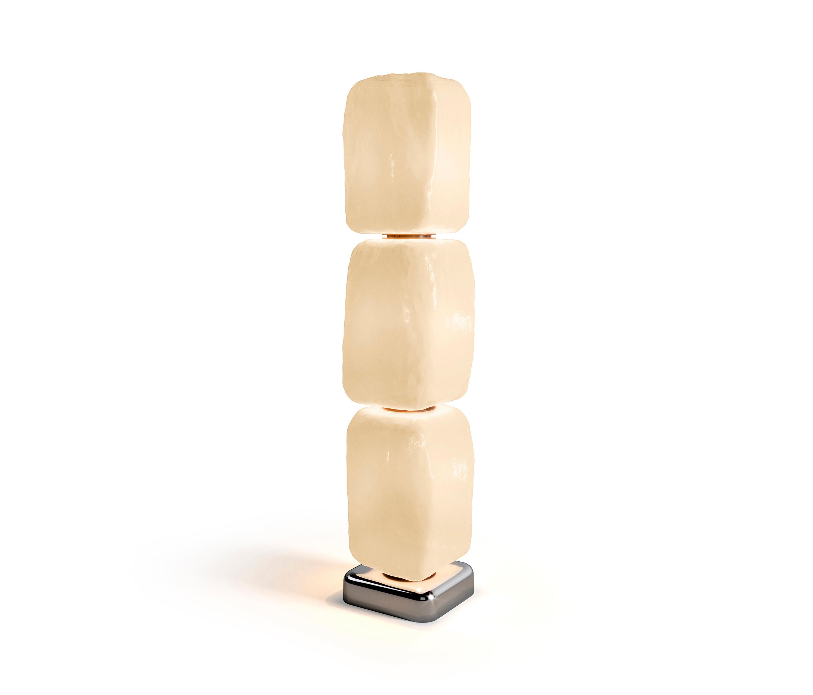 Wax Stone Light Stehleuchte von Cassina mit drei übereinander gestapelten, beigen Leuchtelementen auf einem quadratischen Sockel.