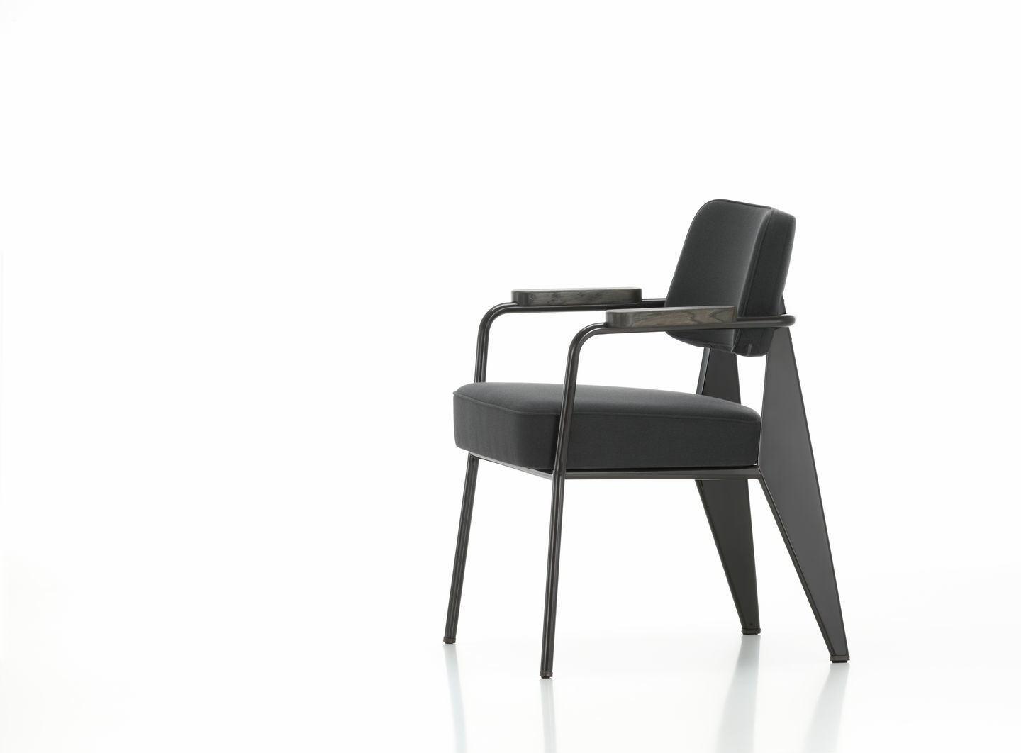 Schwarzer Fauteuil Direction Sessel von Vitra mit Armlehnen und Stoffbezug auf weißem Hintergrund.