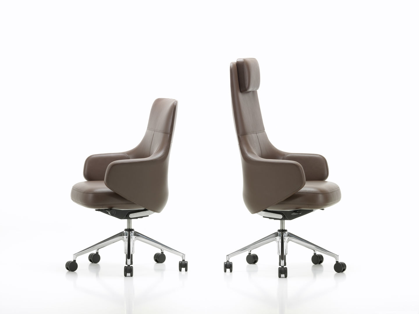 Zwei braune Vitra Konferenzstühle Lowback mit Armlehnen und Chromfußkreuz auf weißem Hintergrund.