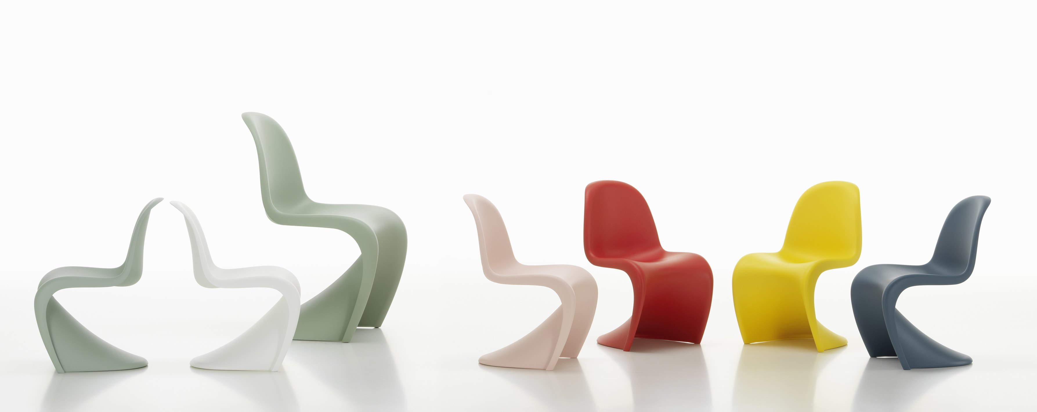 Reihe von farbigen Panton Junior Stühlen von Vitra, modernes Design für Kinderzimmer.