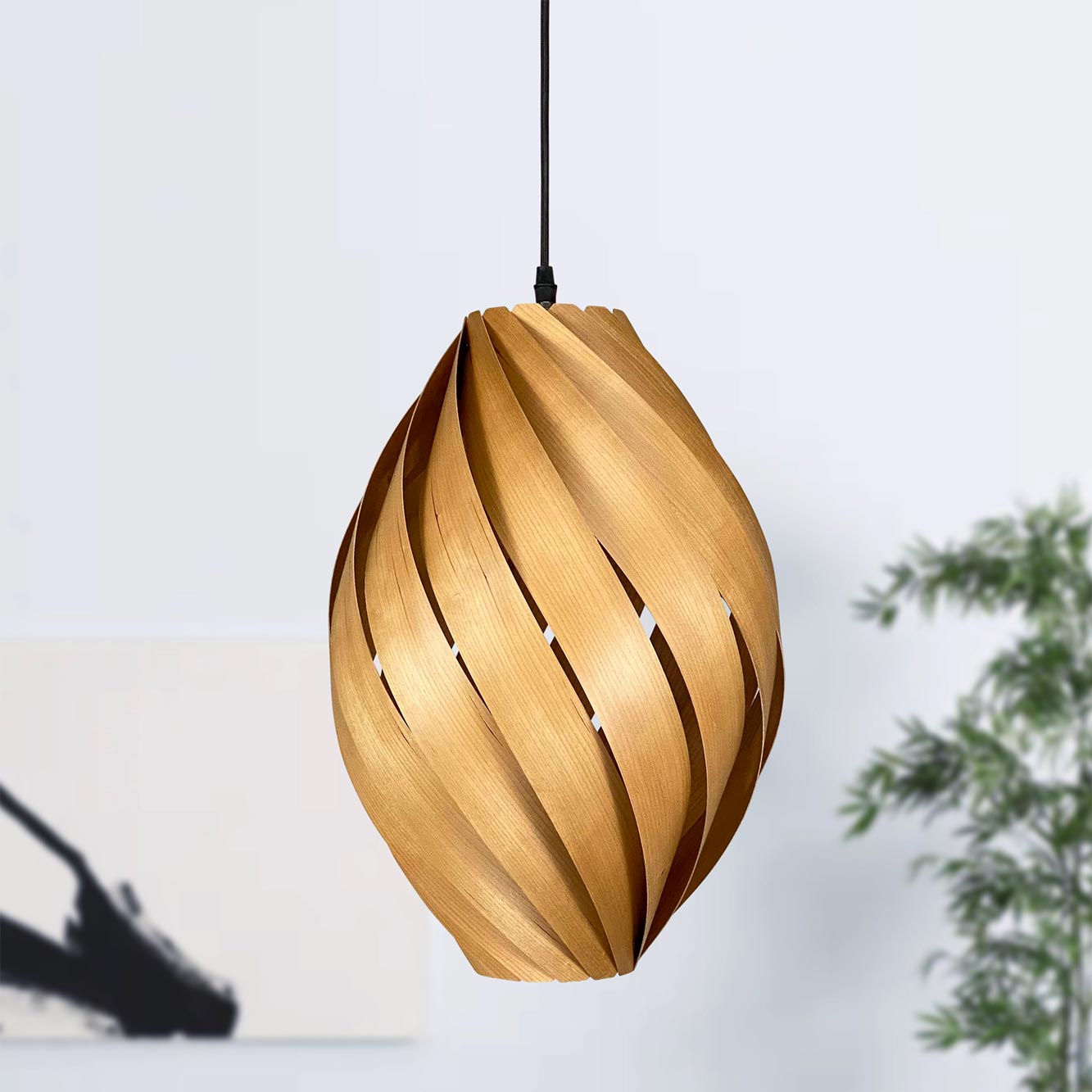 Ardére Hängeleuchte aus Kirschbaumholz, rundliches Design, moderne Pendelleuchte für Wohnzimmer und Esszimmer.