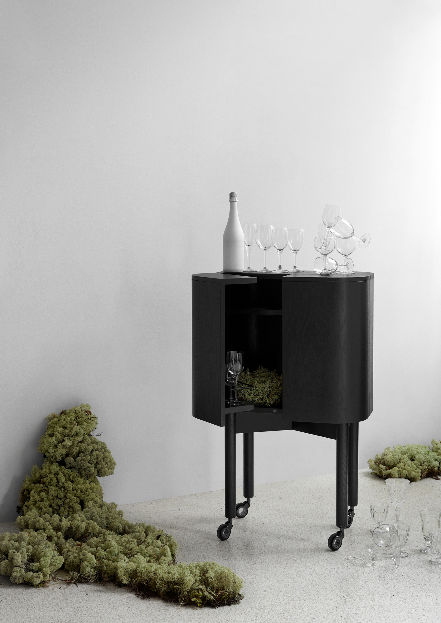 Schwarzer Loud Bar Barschrank von Northern mit Flaschen, Gläsern und Moos. Moderner, mobiler Barschrank.