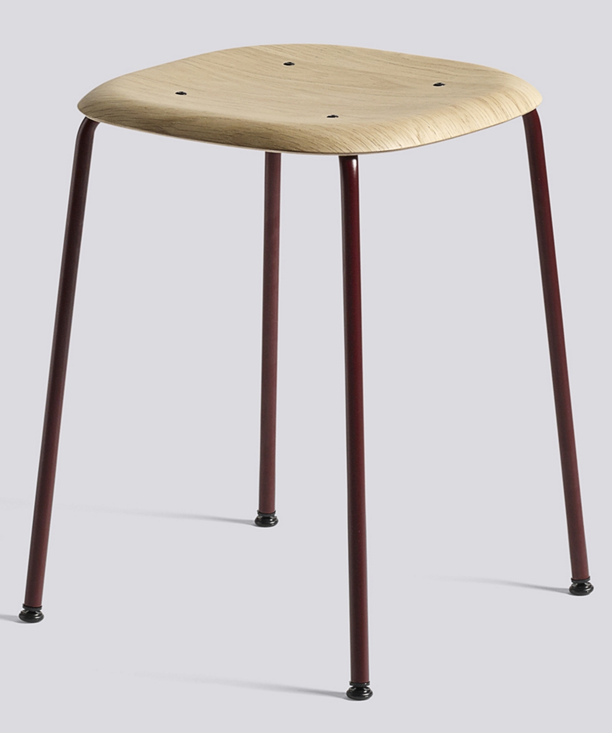 Hay Soft Edge 70 Hocker mit hellem Holz-Sitz und bordeauxroten Metallbeinen.