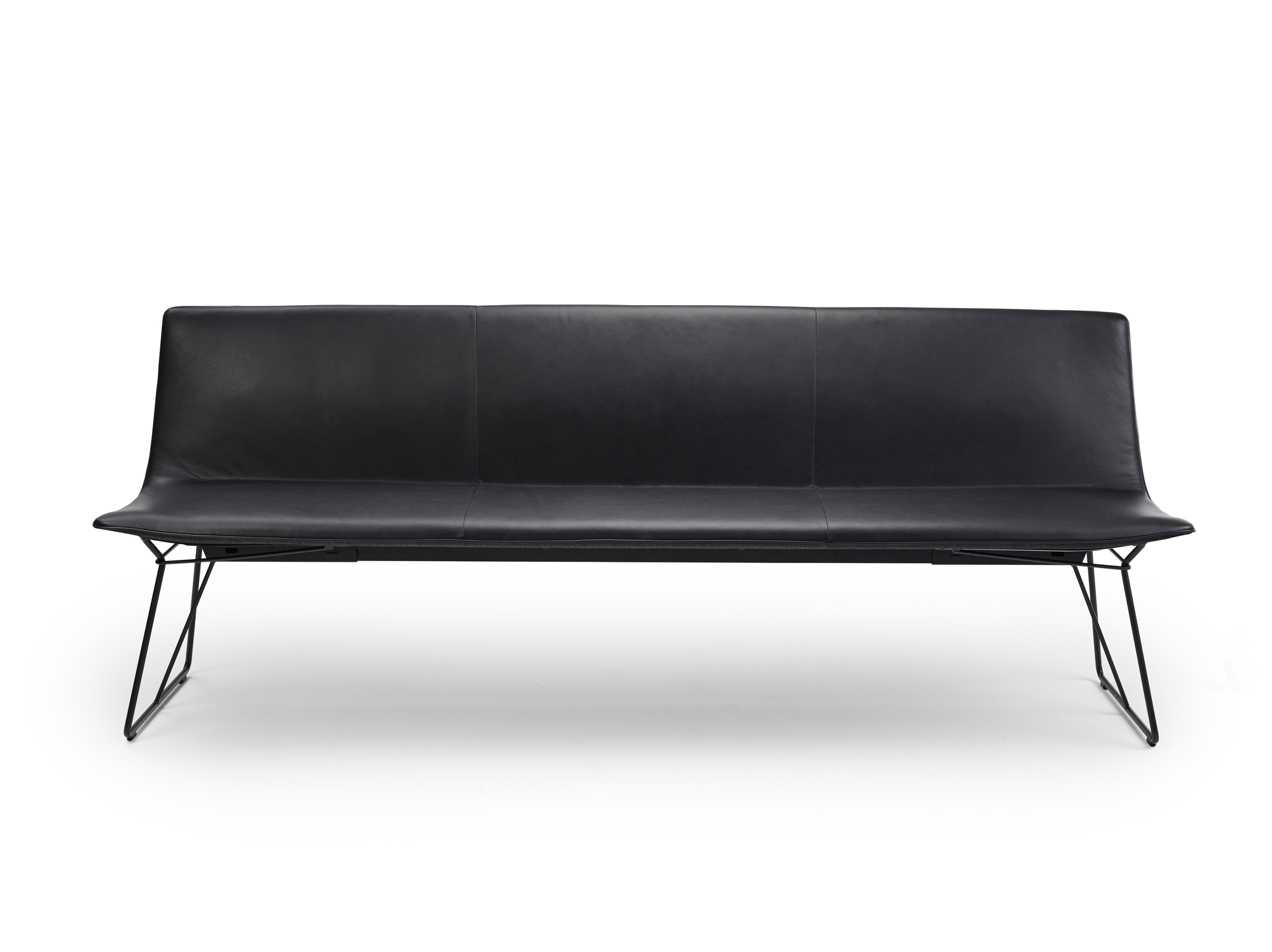 Schwarze Amelie Bank von Freifrau Manufaktur mit Lederbezug und filigranem Metallgestell. Design Sitzbank für Wohnzimmer.