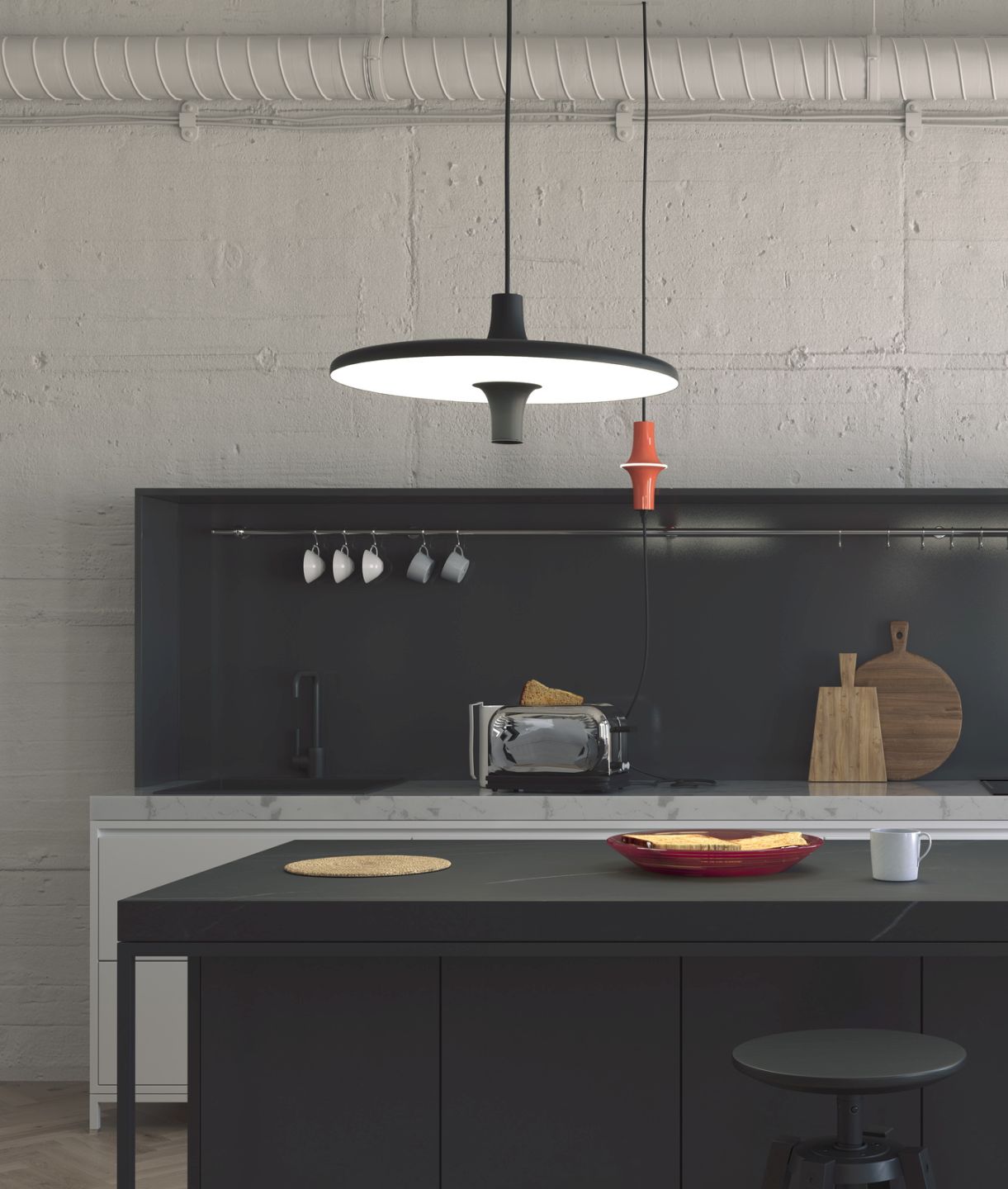 Avro Hängeleuchte von Martinelli Luce über Küchentisch mit Toaster und Geschirr, modernes Küchendesign.