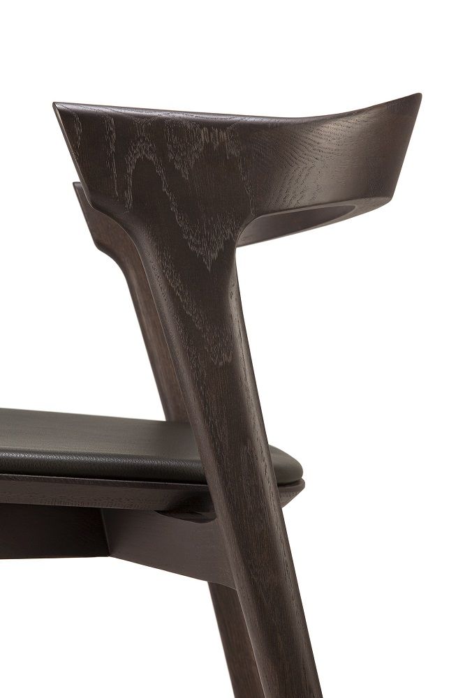 Detailaufnahme: Bok Stuhl aus brauner Eiche mit braunem Ledersitz von Ethnicraft. Designstuhl.