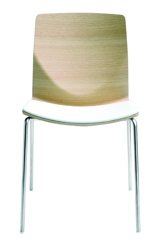 Kai Stuhl mit hellem Holzrückenlehne, weißer Sitzfläche und silbernen Metallbeinen. Moderner Stuhl für Esszimmer.