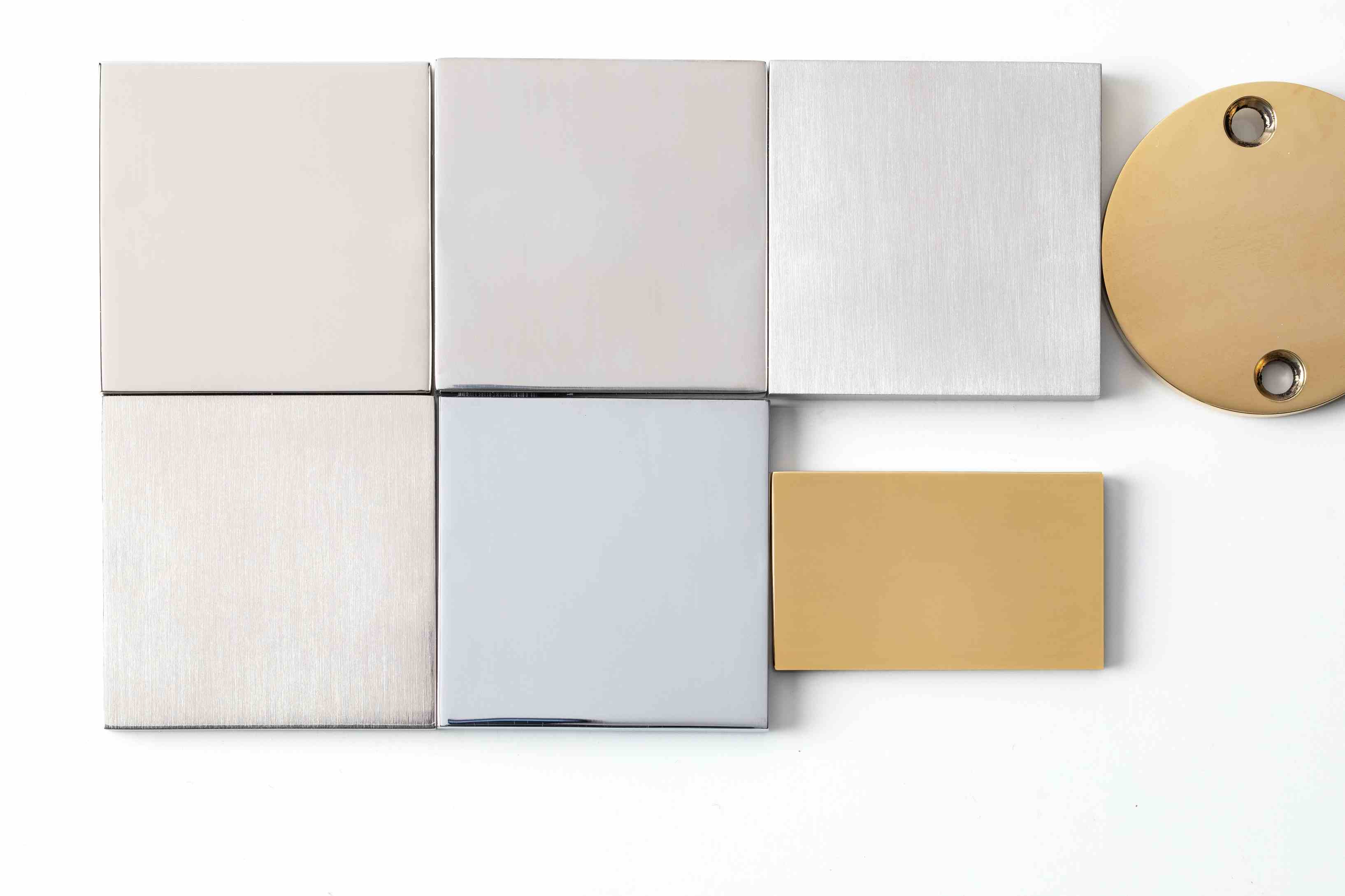 Art Déco Türdrücker Tecnolumen Nickel matt: Verschiedene Oberflächen und Materialien für Türbeschläge im Bauhausstil.