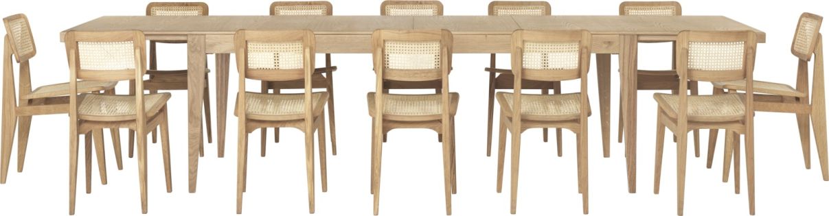 Gubi S-Table Esstisch ausziehbar aus Eiche mit passenden Stühlen, skandinavisches Design für Esszimmer.