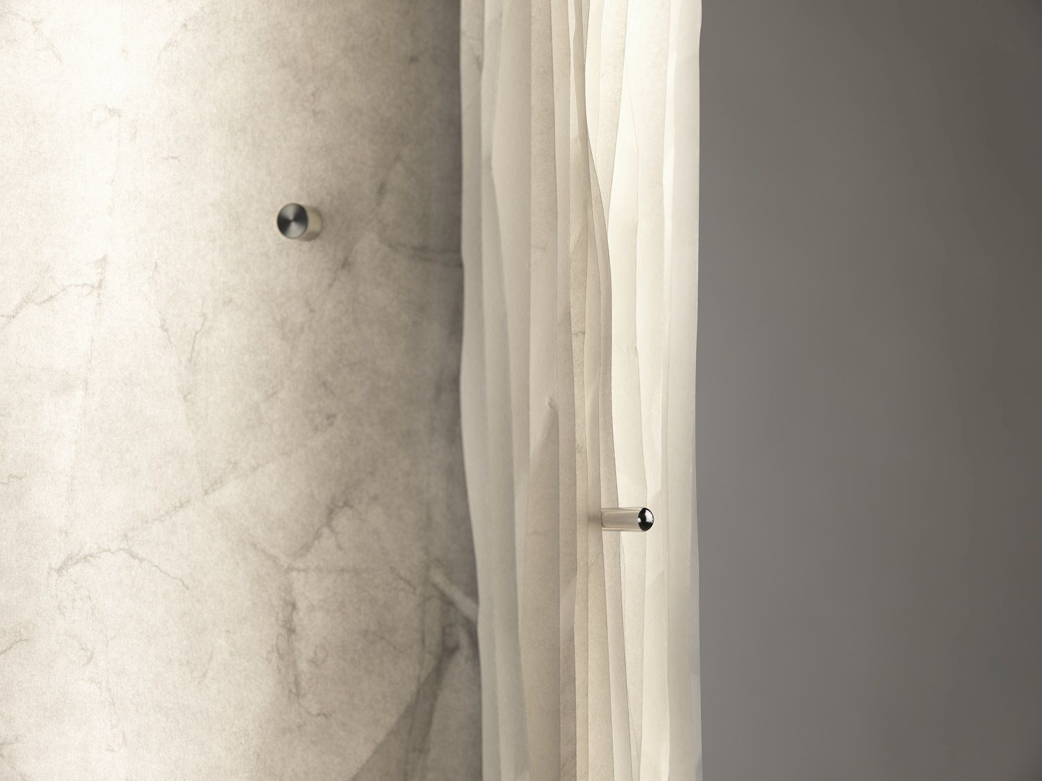 Detailaufnahme der Totem Floor Lamp Stehleuchte: Stele aus Papier mit metallenen Details, modernes Design.