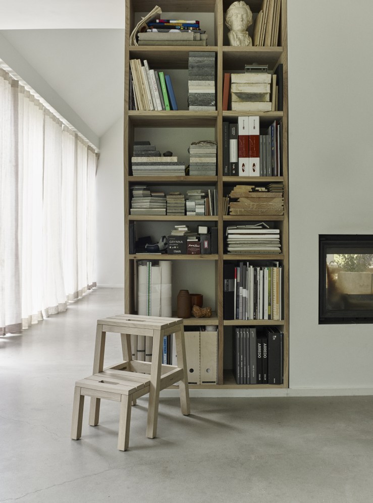 Helle Dania Step Ladder Trittleiter von Skagerak im Wohnzimmer vor einem Bücherregal.