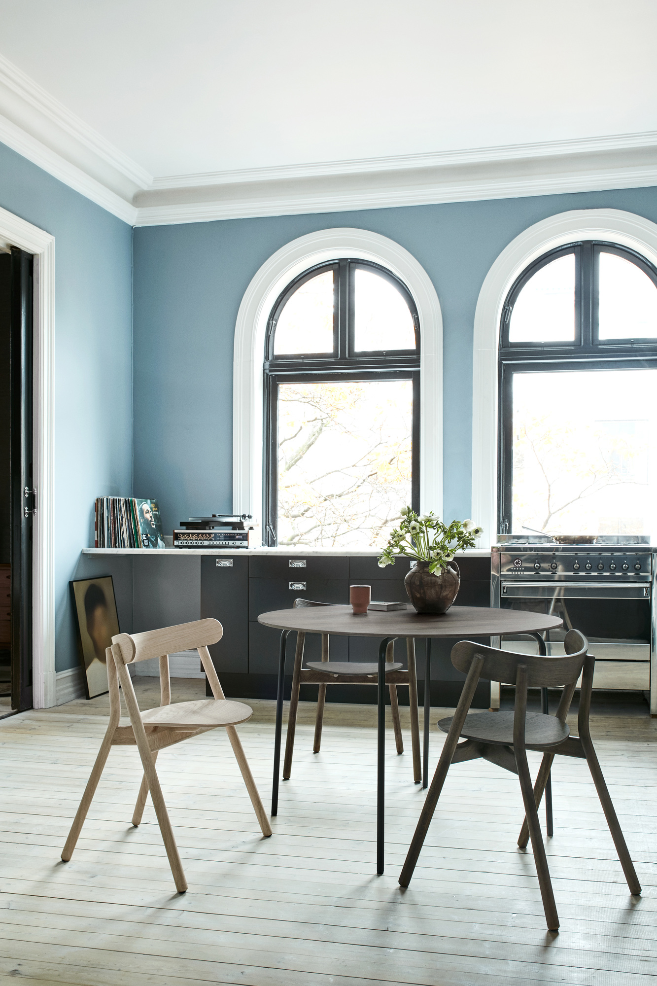 Esszimmer mit Oaki Stuhl aus Eiche Northern und passendem Esstisch. Skandinavisches Design.